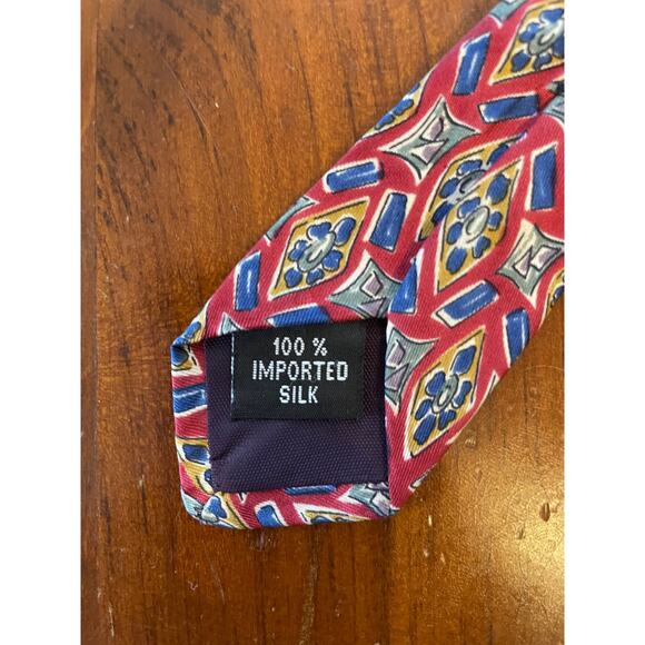 417 by Van Heusen Mens Neck Tie All Silk  Made in the USA Red Blue Geometric - Picture 4 of 6